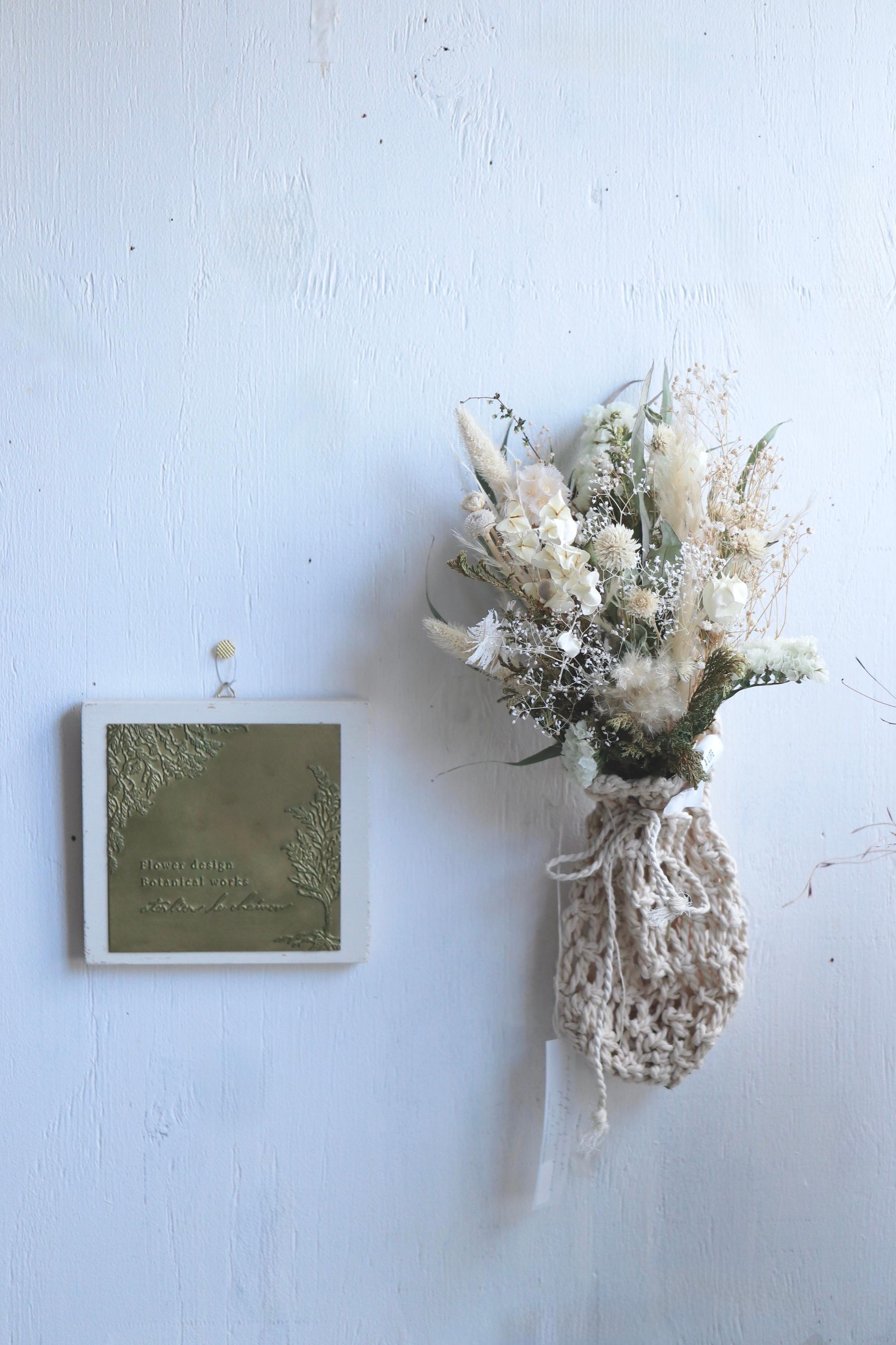 マクラメポシェットにホワイトグリーンの花束を＊壁掛けに/母の日ギフト20261枚目の画像