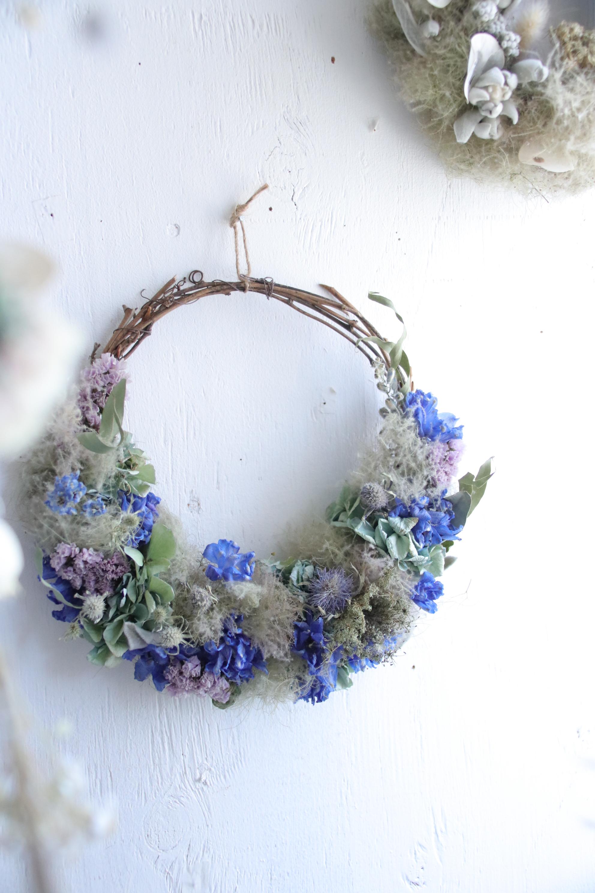 スモークツリーとデルフィニウムのハーフムーンリース