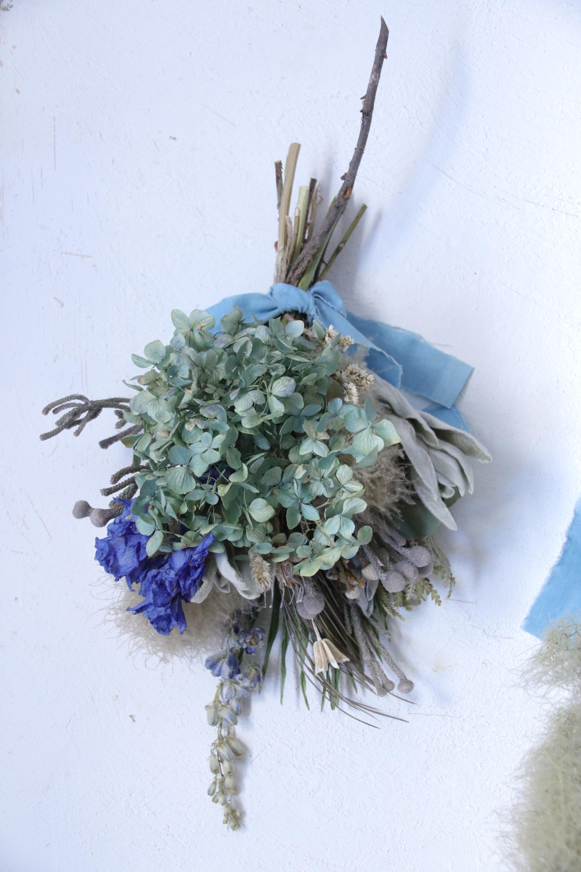 紫陽花とラムズイヤーとデルフィニウムのドライフラワースワッグ