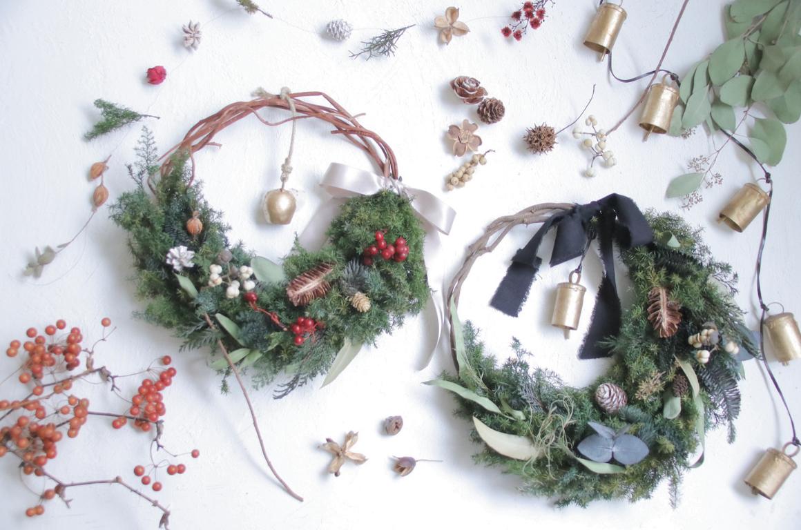 ハーフムーンクリスマスリース　アンティークなベルを添えて「実り」と「静寂」お選びください　プリザーブドフラワー